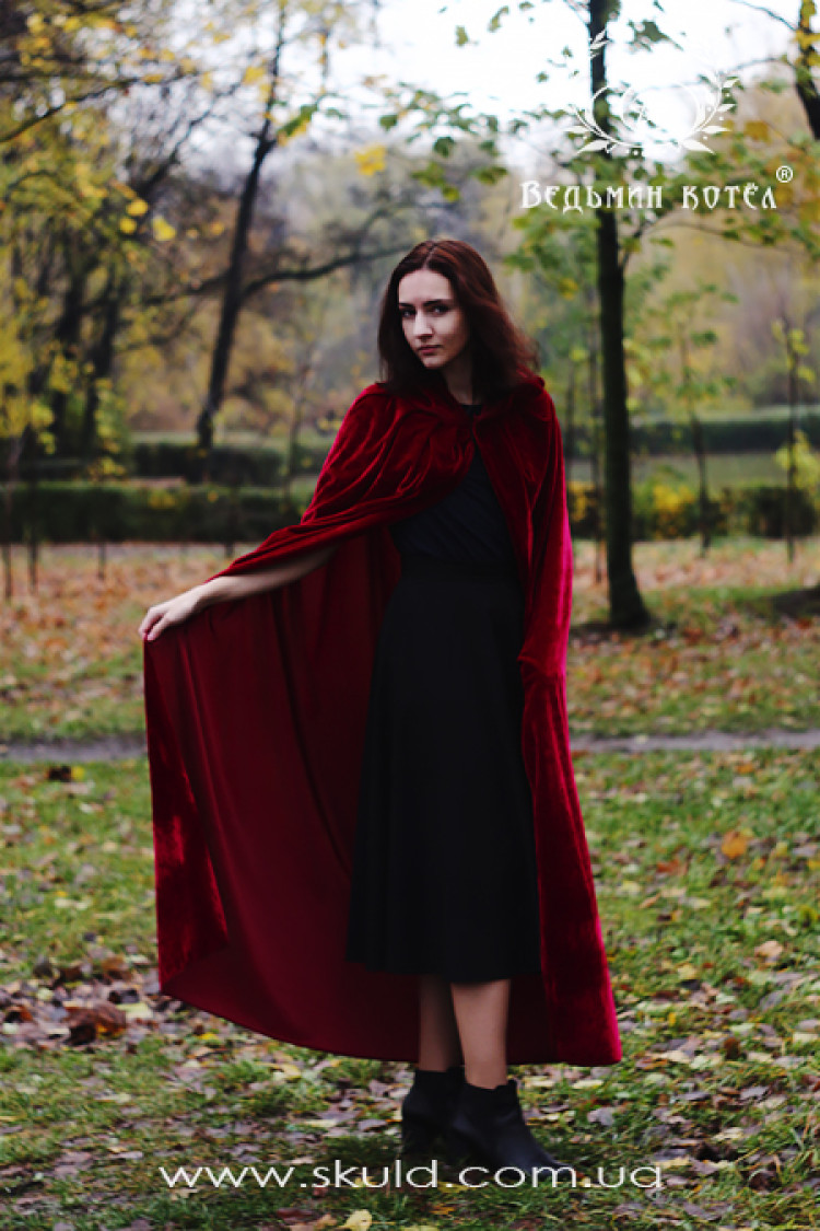Червоний ритуальний плащ